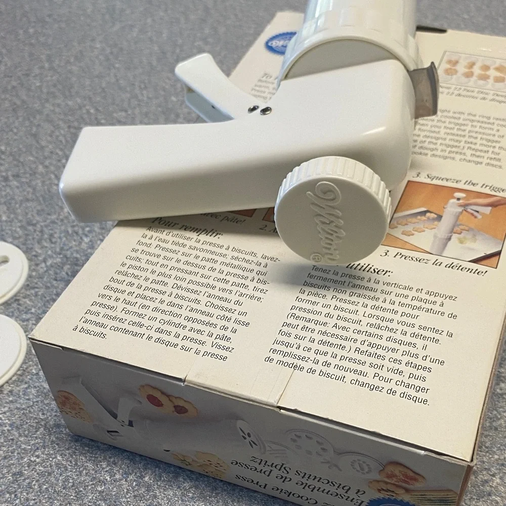 Wilton White Cookie Press with Assorted Discs
